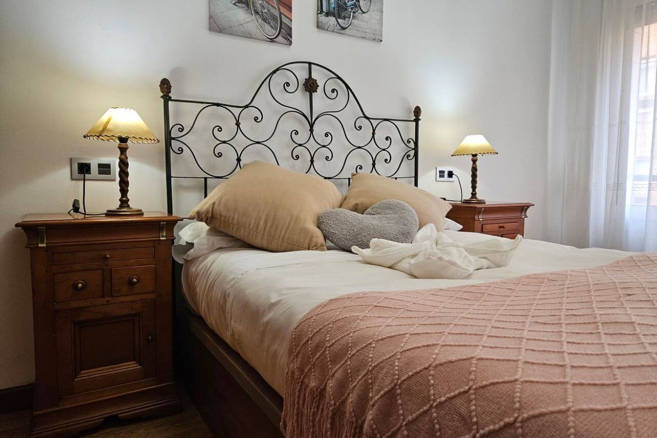 3 bedrooms, iron/ironing board, WiFi (free), bed sheets