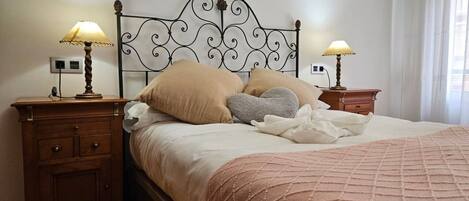 3 bedrooms, iron/ironing board, WiFi (free), bed sheets
