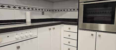 Frigorífico, microondas, horno y lavavajillas