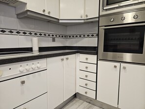 Réfrigérateur, micro-ondes, four, lave-vaisselle