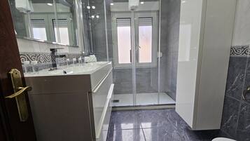 Douche, séchoir à cheveux, serviettes fournies