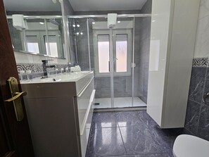 Shower, hair dryer, towels