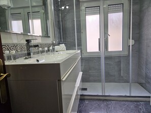 Dusche, Haartrockner, Handtücher