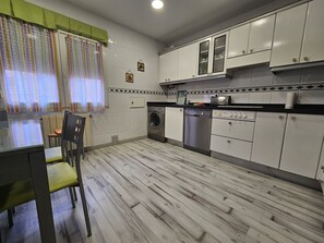 Kjøleskap, mikrobølgeovn, ovn og oppvaskmaskin