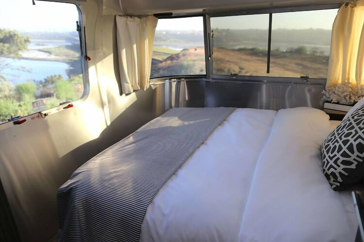 Airstream 23' International RBT | Oturma alanı | Dijital TV kanalları bulunan 15 inç düz ekran televizyon, televizyon