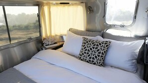 Airstream 23' International RBT | Vardagsrum | 15-tums platt-tv med digitalkanaler, tv och dvd-spelare