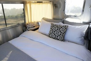 Airstream 23' International RBT | Stofa | 15-tommu flatskjársjónvarp með stafrænum rásum, sjónvarp, DVD-spilari.