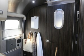 Airstream 23' International RBT | 起居區 | 15-吋平面電視、數位頻道、電視、 DVD 播放機