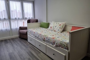 3 bedrooms, iron/ironing board, WiFi (free), bed sheets