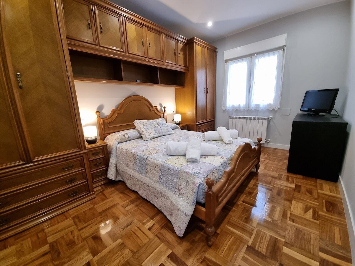 3 slaapkamers, een strijkplank/strijkijzer, gratis wifi, beddengoed
