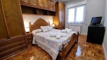 3 slaapkamers, een strijkplank/strijkijzer, gratis wifi, beddengoed