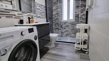 Een douche, een haardroger, handdoeken