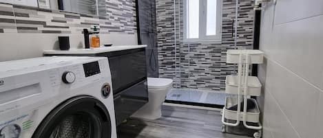 Dusche, Haartrockner, Handtücher