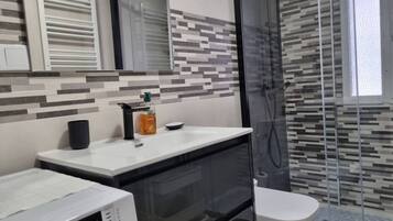 Shower, hair dryer, towels