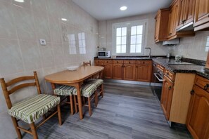 Wasserkocher mit Kaffee-/Teezubehör, Kühlschrank, Mikrowelle, Ofen