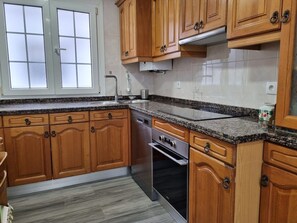 Kühlschrank, Mikrowelle, Ofen, Geschirrspüler