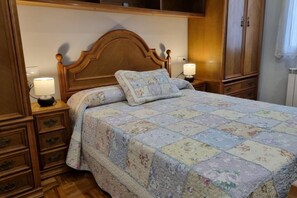 3 slaapkamers, een strijkplank/strijkijzer, gratis wifi, beddengoed
