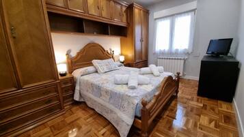 3 bedrooms, iron/ironing board, free WiFi, bed sheets