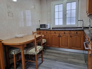 Kjøleskap, mikrobølgeovn, ovn og oppvaskmaskin