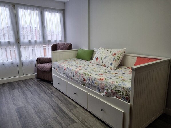 3 bedrooms, iron/ironing board, free WiFi, bed sheets