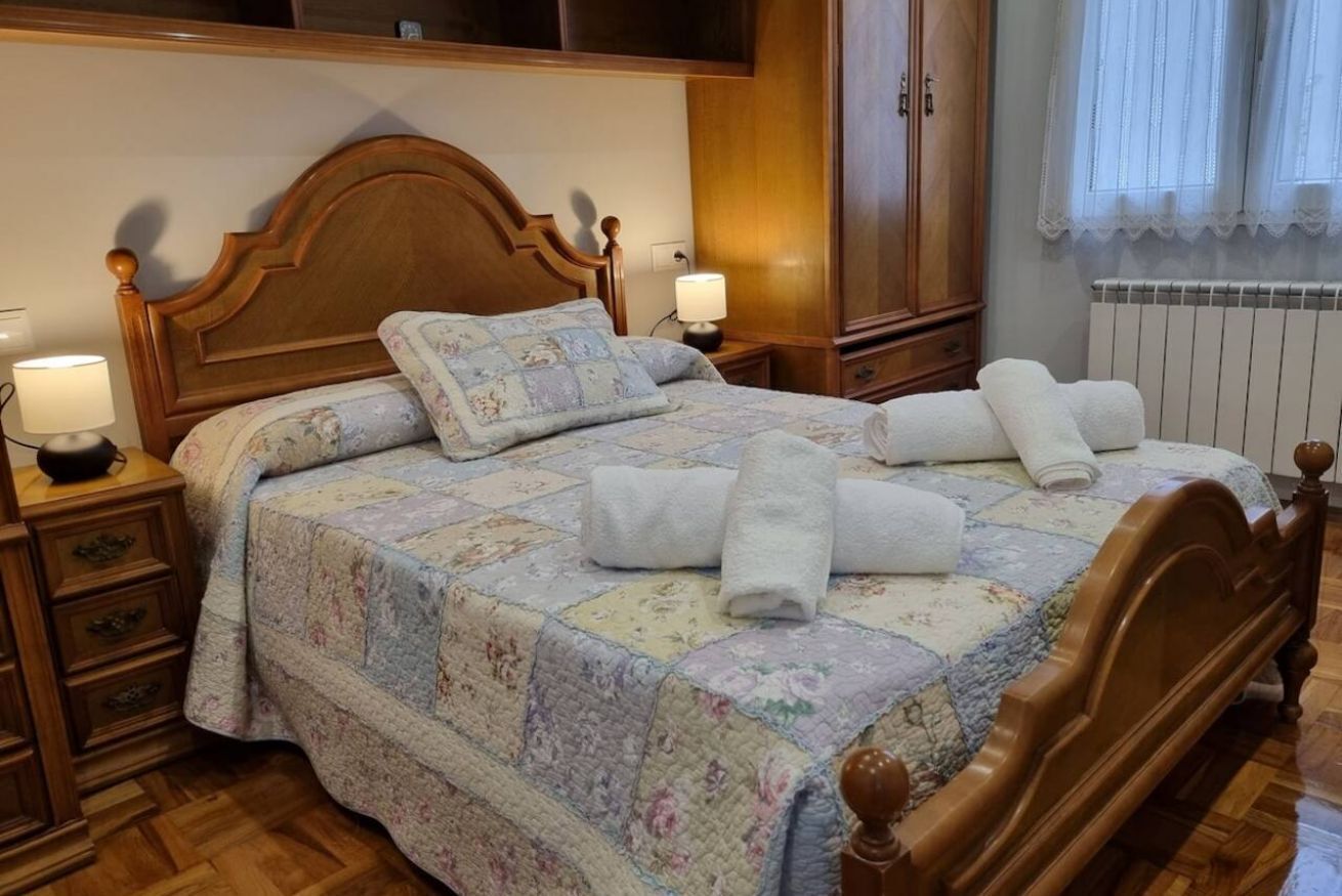 3 bedrooms, iron/ironing board, WiFi (free), bed sheets