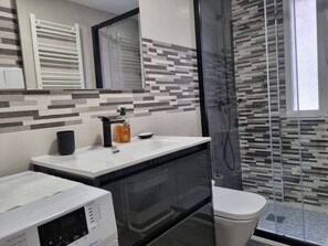 Shower, hair dryer, towels