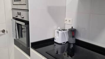 Cafetera o tetera, frigorífico, microondas y horno