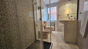 Dusche, Bidet, Handtücher