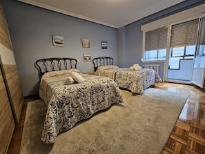 3 soverom, strykejern/-brett og sengetøy