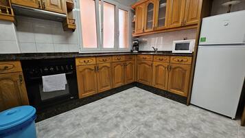 Fridge, microwave, oven, coffee/tea maker