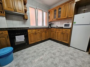 Kjøleskap, mikrobølgeovn, ovn og kaffetrakter/tekoker