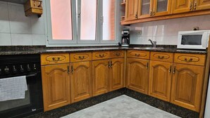 Wasserkocher mit Kaffee-/Teezubehör, Kühlschrank, Mikrowelle, Ofen