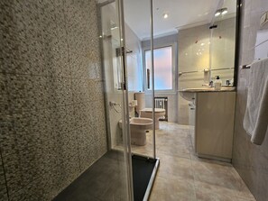 Douche, serviettes fournies