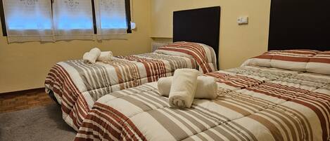 3 chambres, fer et planche Ă repasser, draps fournis