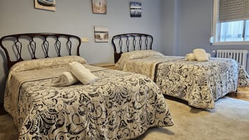 3 slaapkamers, een strijkplank/strijkijzer, beddengoed