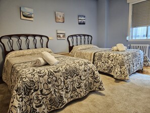 3 dormitoris, planxa i posts de planxar i roba de llit 