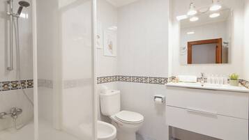 Tina, secadora de cabello, toallas