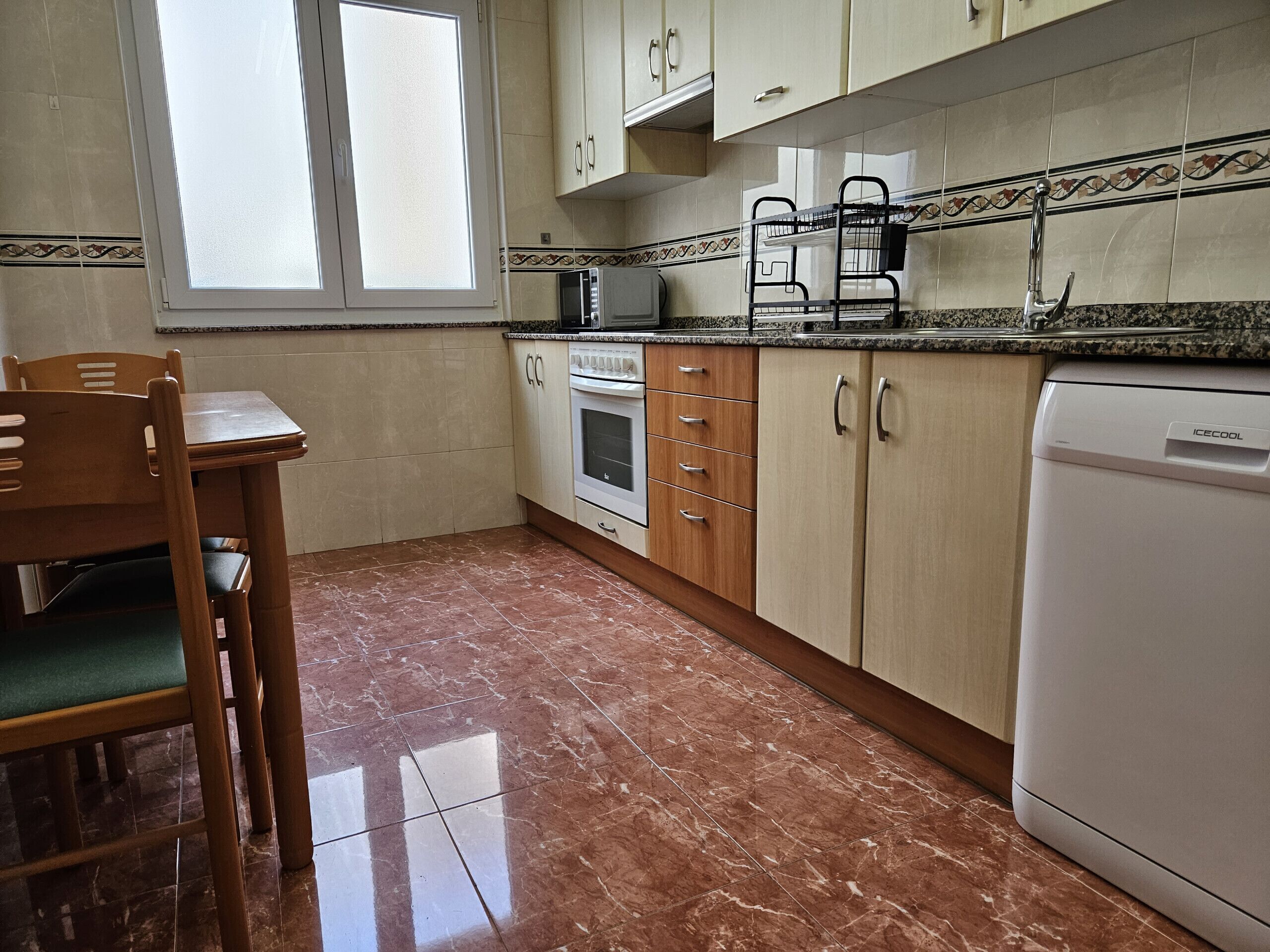 Frigorifero, microonde, forno, macchina per tè/caffè
