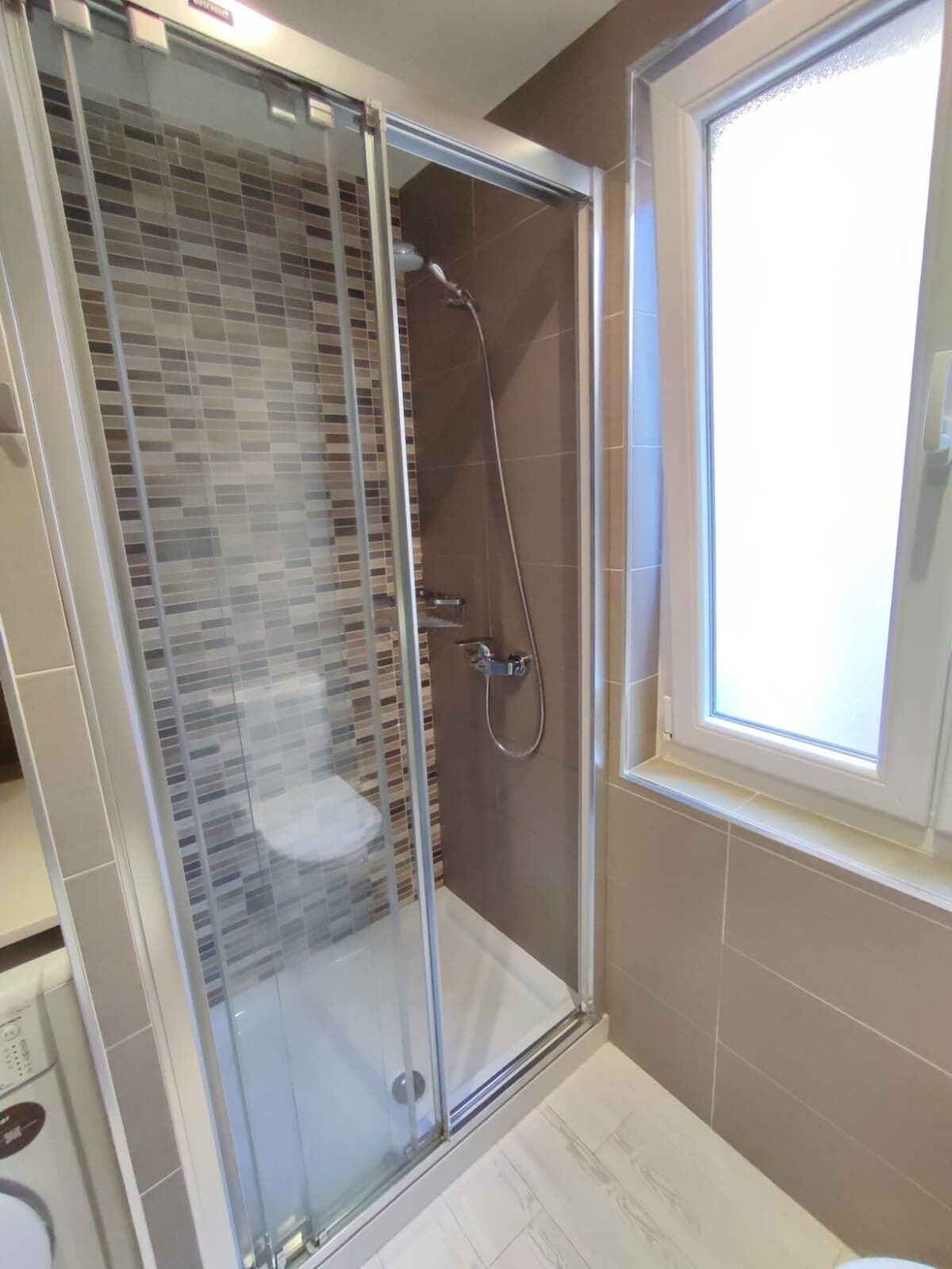 Een douche, een haardroger, handdoeken