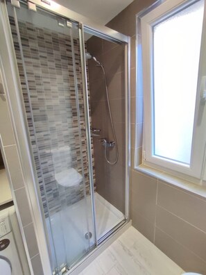 Dusche, Haartrockner, Handtücher