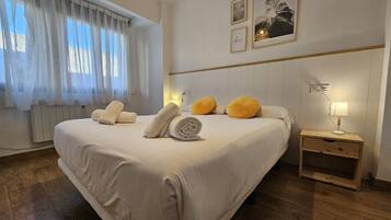 3 slaapkamers, een strijkplank/strijkijzer, gratis wifi, beddengoed