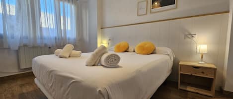 3 makuuhuonetta, silitysrauta/-lauta, ilmainen Wi-Fi, vuodevaatteet