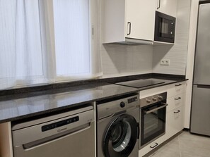 Jääkaappi, mikroaaltouuni, uuni, astianpesukone