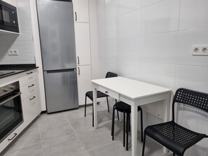 Jääkaappi, mikroaaltouuni, uuni, astianpesukone