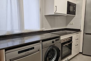 Coffee/tea maker, fridge, microwave, oven - 143A - Moderno, céntrico, 3 habitaciones (Gijón)