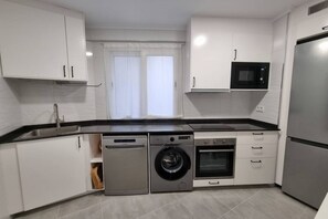 Coffee/tea maker, fridge, microwave, oven