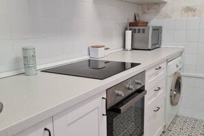 Coffee/tea maker, fridge, microwave, oven