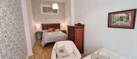 3 makuuhuonetta, silitysrauta/-lauta, ilmainen Wi-Fi, vuodevaatteet