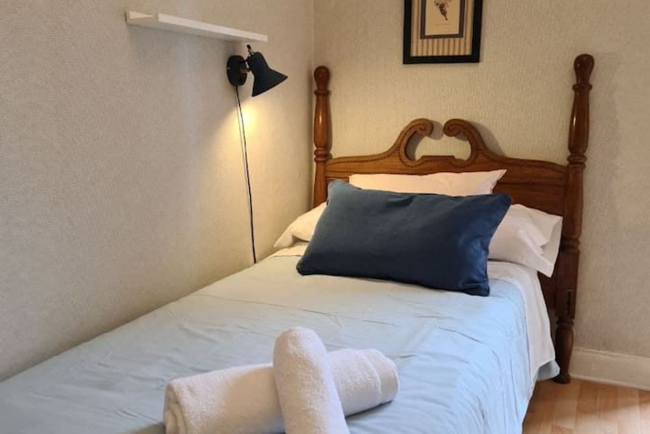 3 makuuhuonetta, silitysrauta/-lauta, ilmainen Wi-Fi, vuodevaatteet