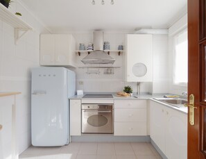 Fridge, microwave, oven, stovetop - 158A Triplex Rinconin con piscina (Gijón)